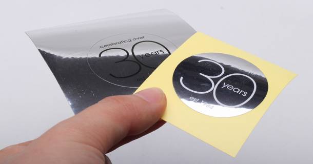 potencia-la-identidad-de-tu-marca-con-stickers-personalizados-con-troquelado-a-medida